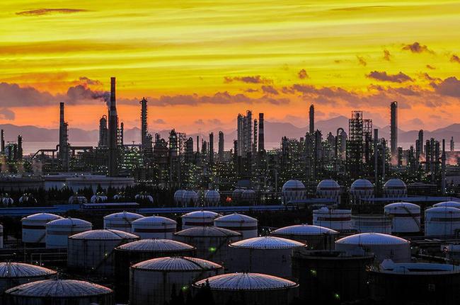 镇海炼化 绿色石化实力担当，为美好生活加油