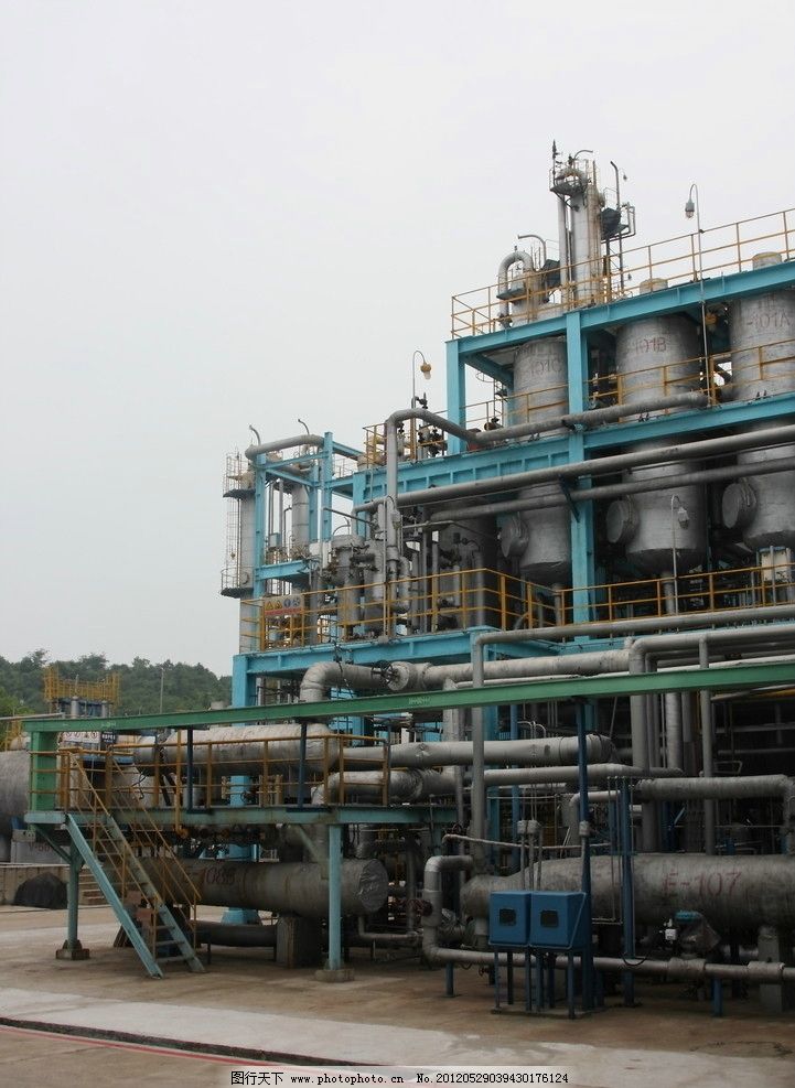 化工厂一角的现代化化工流程